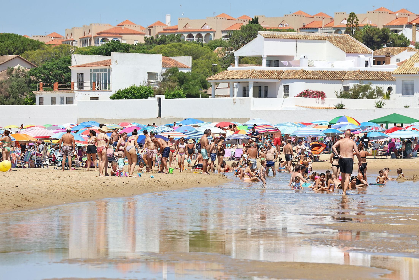 Ambiente en las playas de Huelva en la mañana de domingo