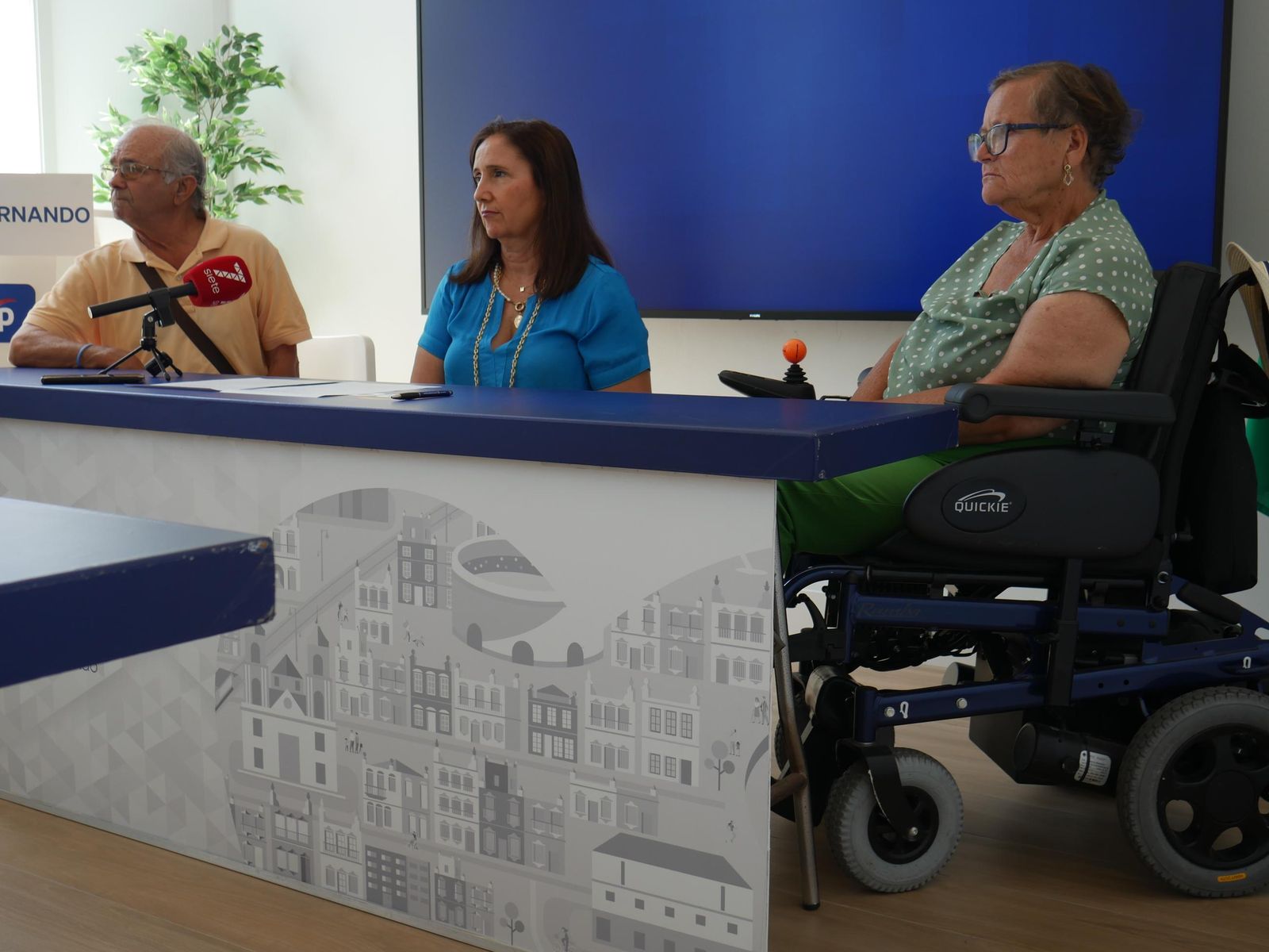 El matrimonio afectado junto a la concejala popular Malu del Río.