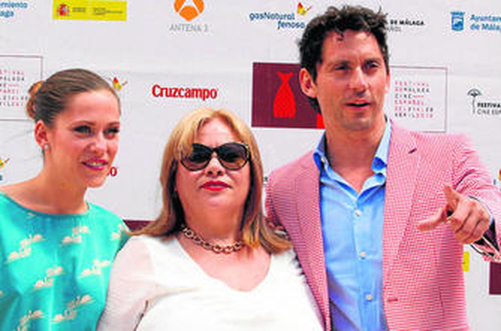María León (izquierda), Carmina Barrios y Paco León, una familia bien avenida.