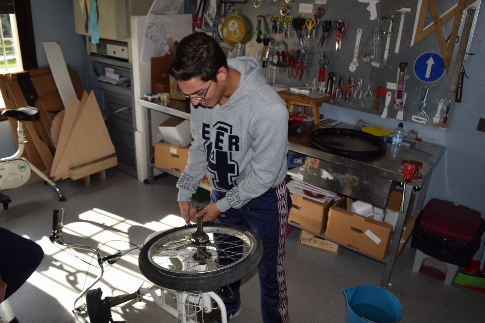 Los alumnos trabajan de manera colaborativa en la reparación de bicis.