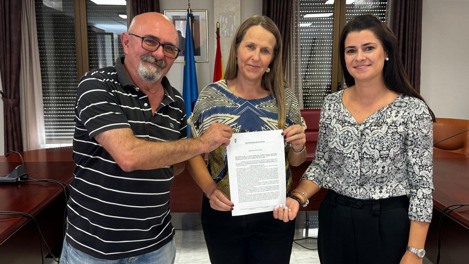 Los representantes de los tres partidos que forman el pleno de Gualchos - Castell de Ferro con la moción institucional aprobada