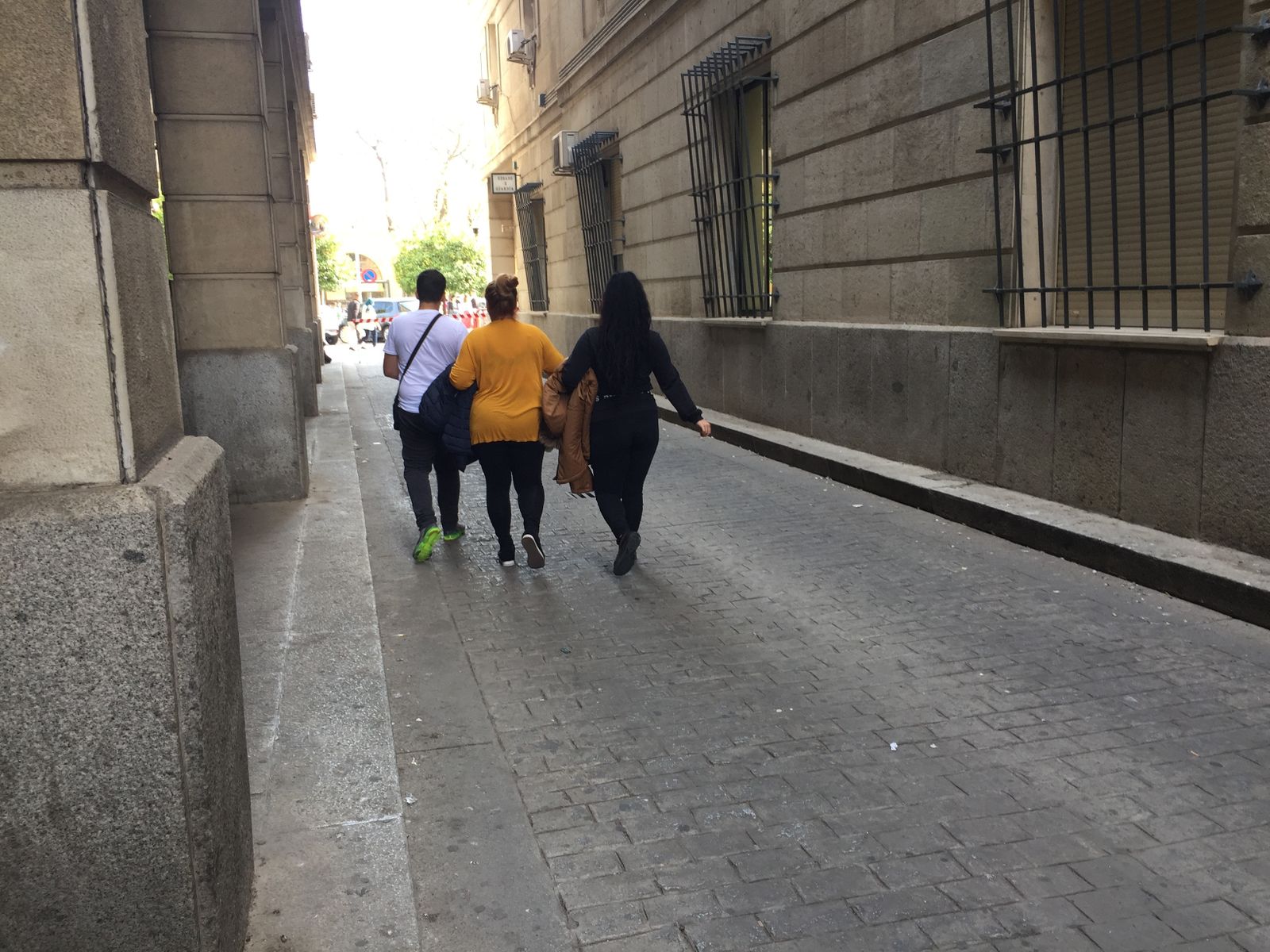 La madre del Pollino, Joaquina H.J., abandona la Audiencia acompañada por sus nietos