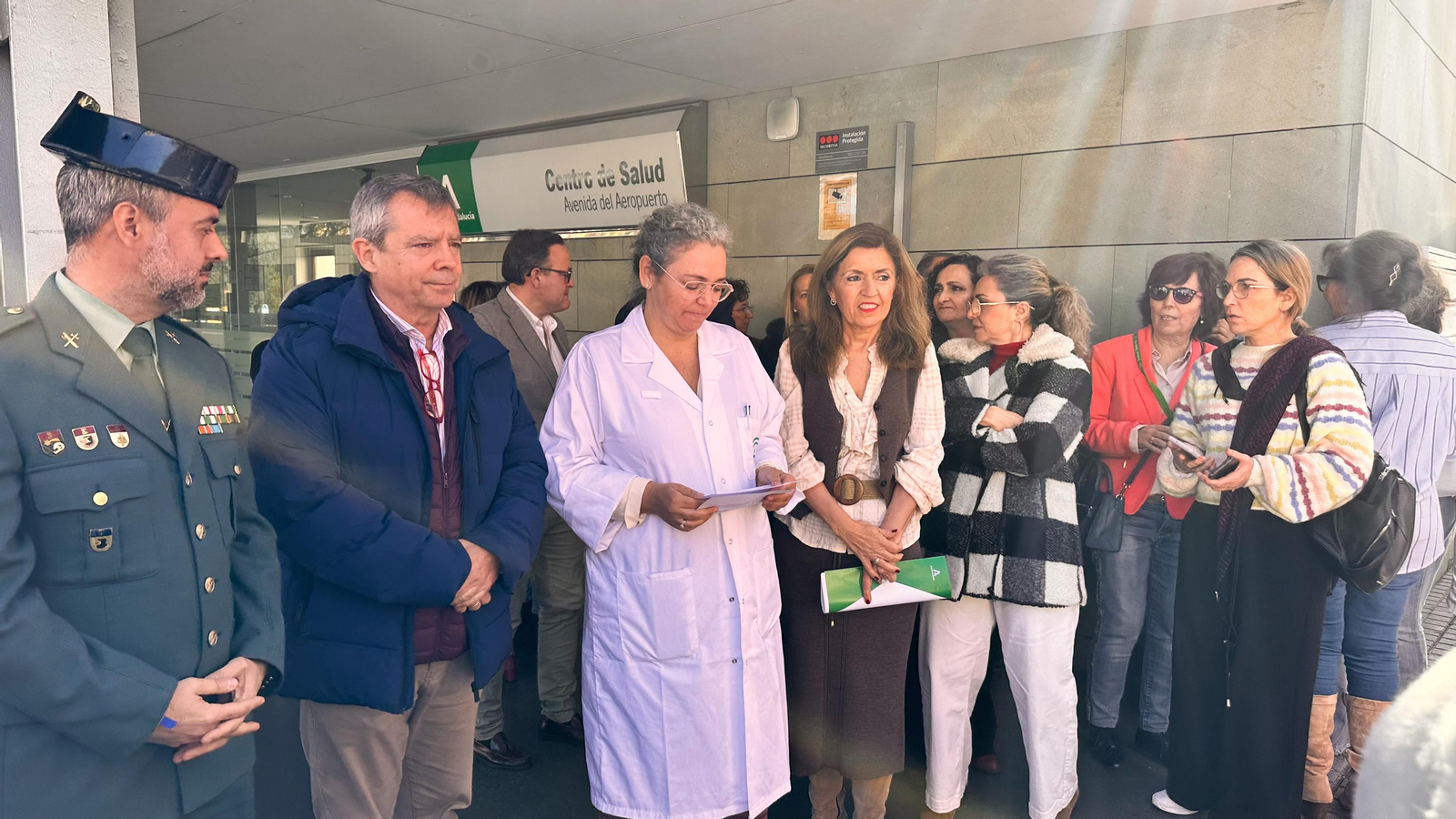 María Jesús Botella, en el centro, en la concentración del Día Europeo contra las Agresiones a Profesionales Sanitarios.