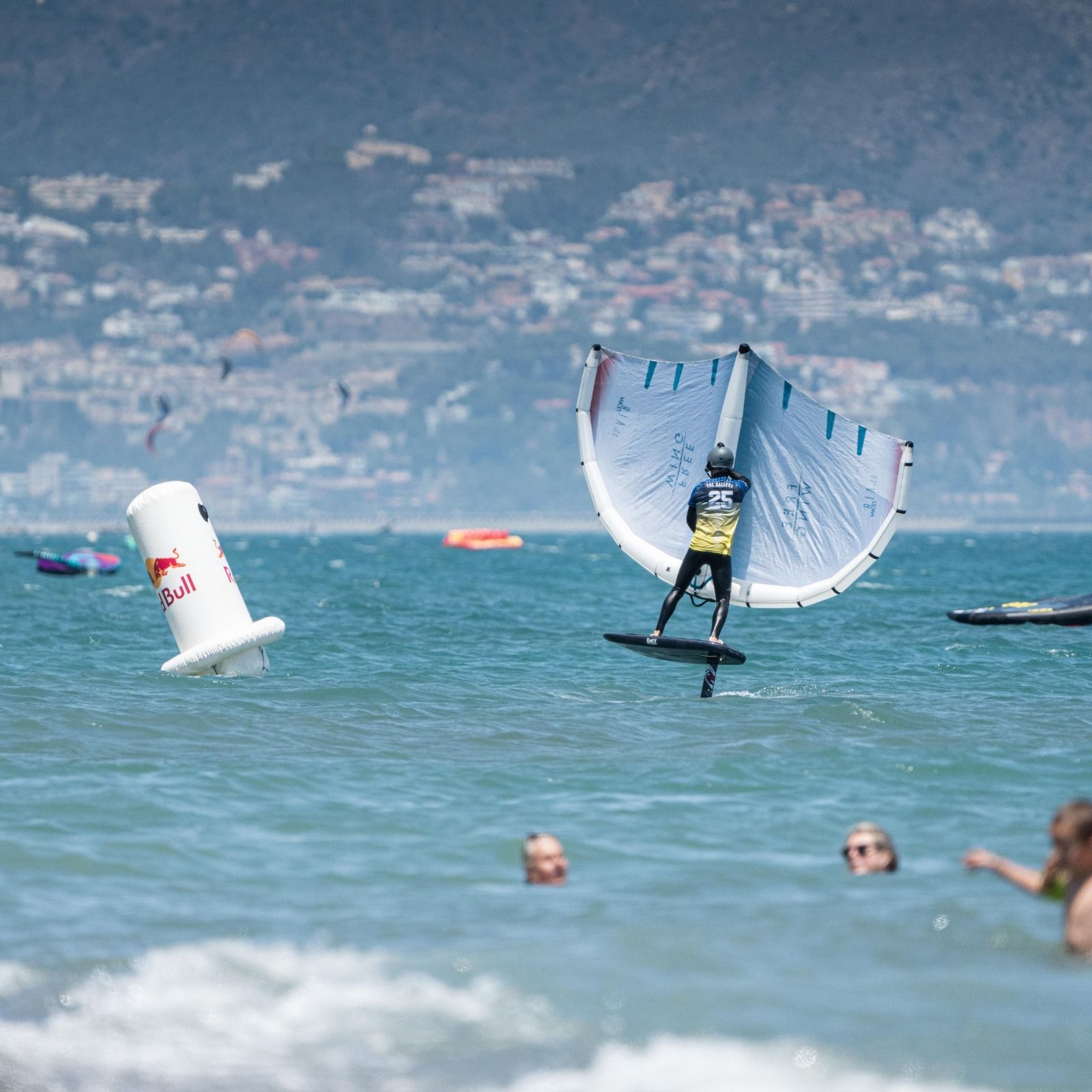 El Wingfoil deja imágenes espectaculares en Torremolinos