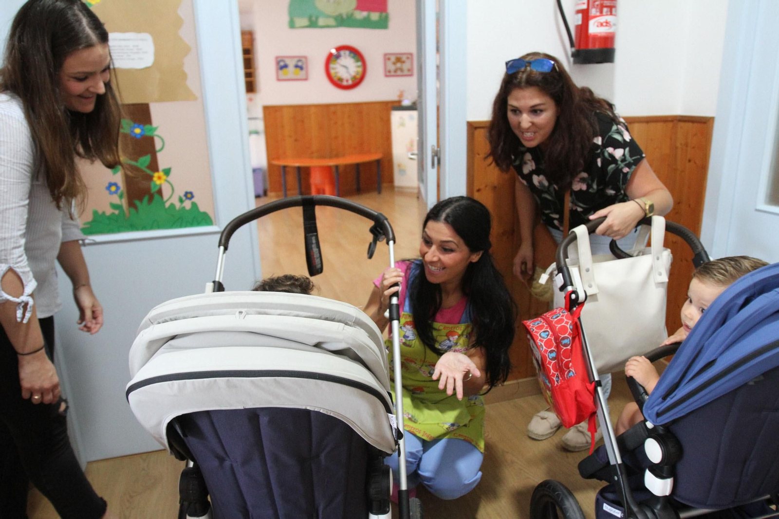 Dos pequeños llegan a un centro de Educación Infantil de la capital.