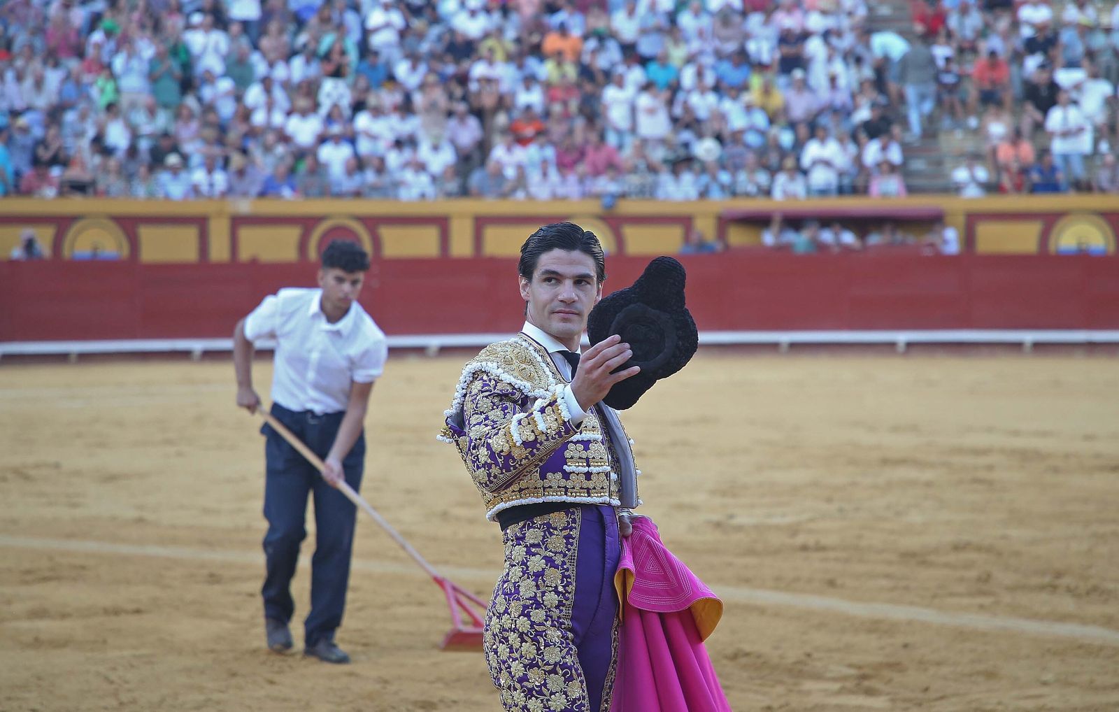 Fotos de la corrida del jueves de la Feria Taurina de Algeciras 2023:  Salvador Vega, Roca Rey y Pablo Aguado