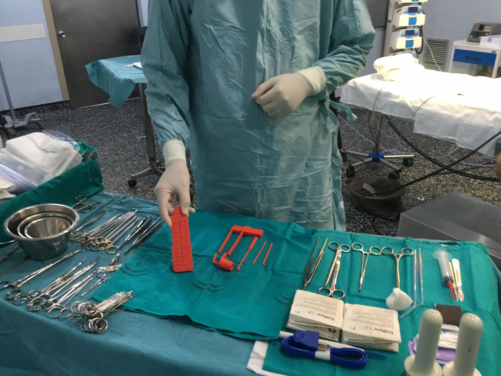 El instrumental creado mediante impresora 3D.