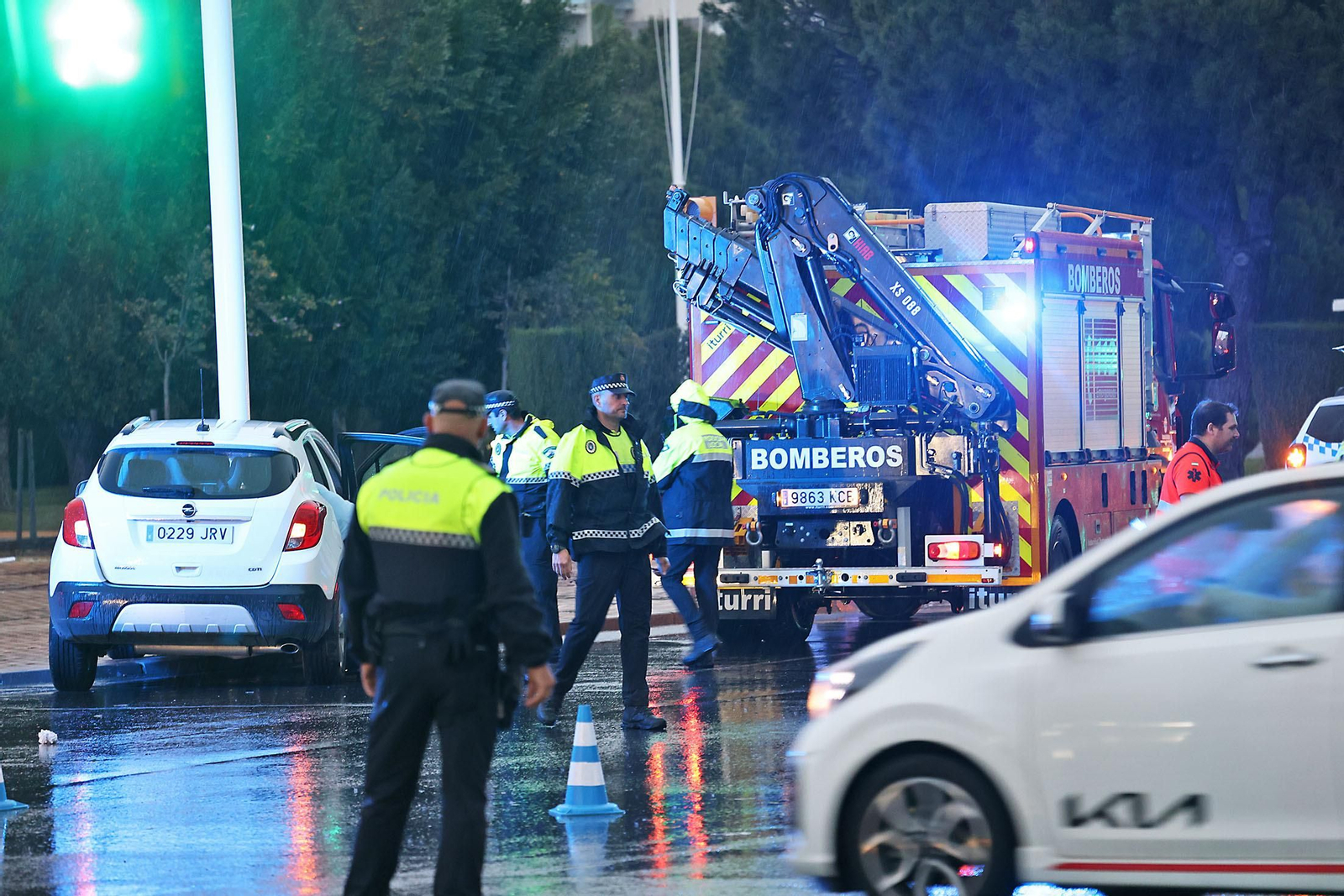 Las espectaculares imágenes del rescate de una persona en un accidente de tráfico en Huelva