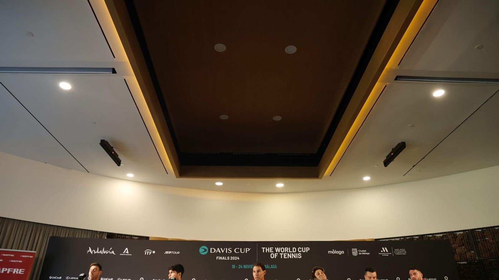 La multitudinaria rueda de prensa de Rafa Nadal en la Copa Davis, en fotos