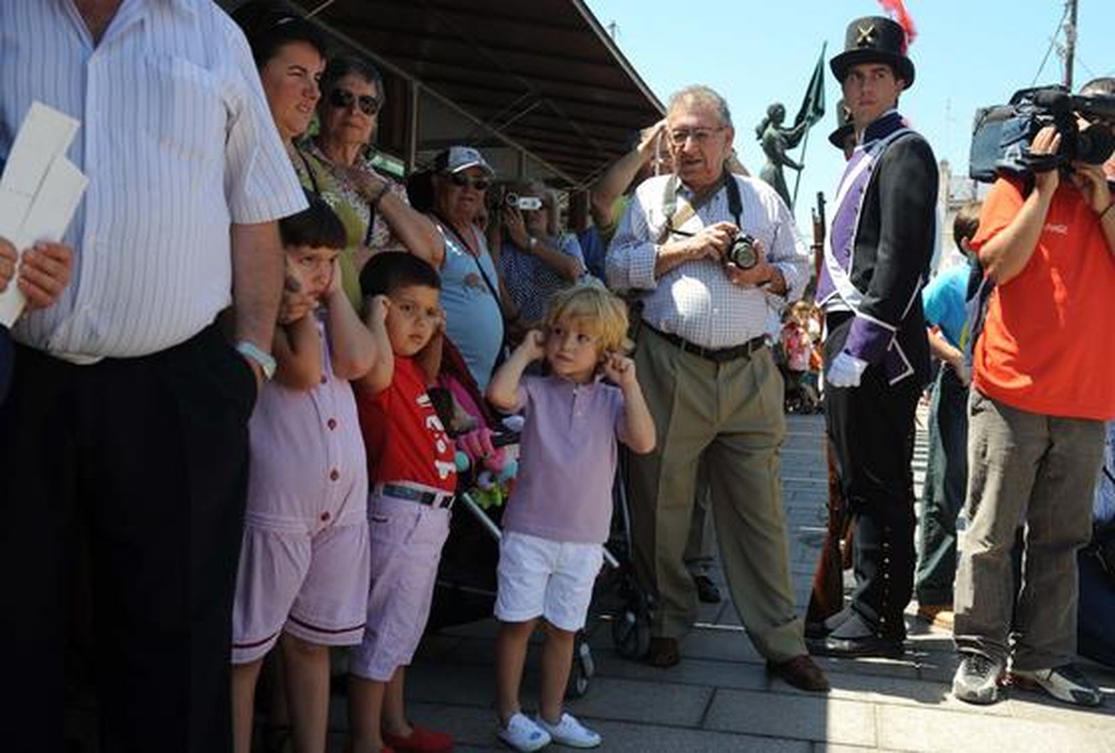 Unas 200 personas participan en el desfile de presentación del pendón de Fernando VII, recuperado para el Diez, ataviados con uniformes históricos.

Foto: Elias Pimentel