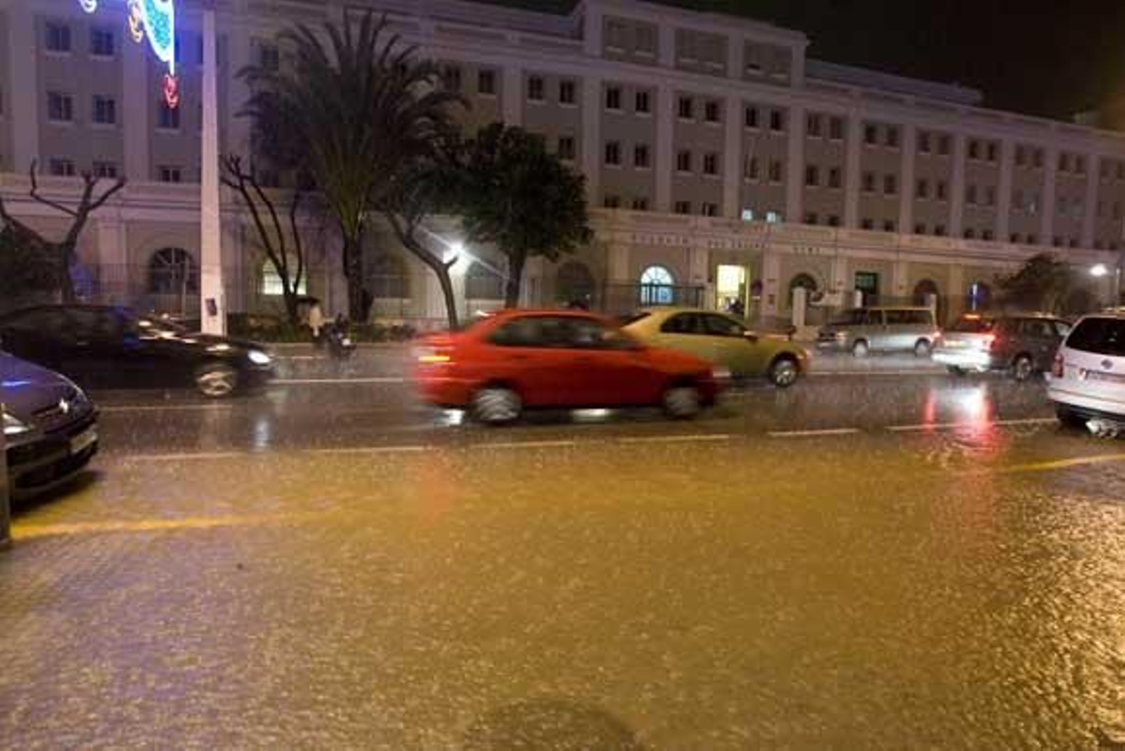 Una tormenta inunda el casco histórico. La parte más afectada fue la Plaza de San Juan de Dios y Canalejas

Foto: Julio Gonzalez/Lourdes de Vicende/Joaquin Pino/Jose Braza