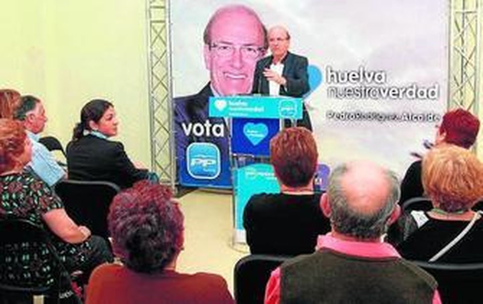 El alcalde, ayer, en la sede vecinal de Los Rosales.