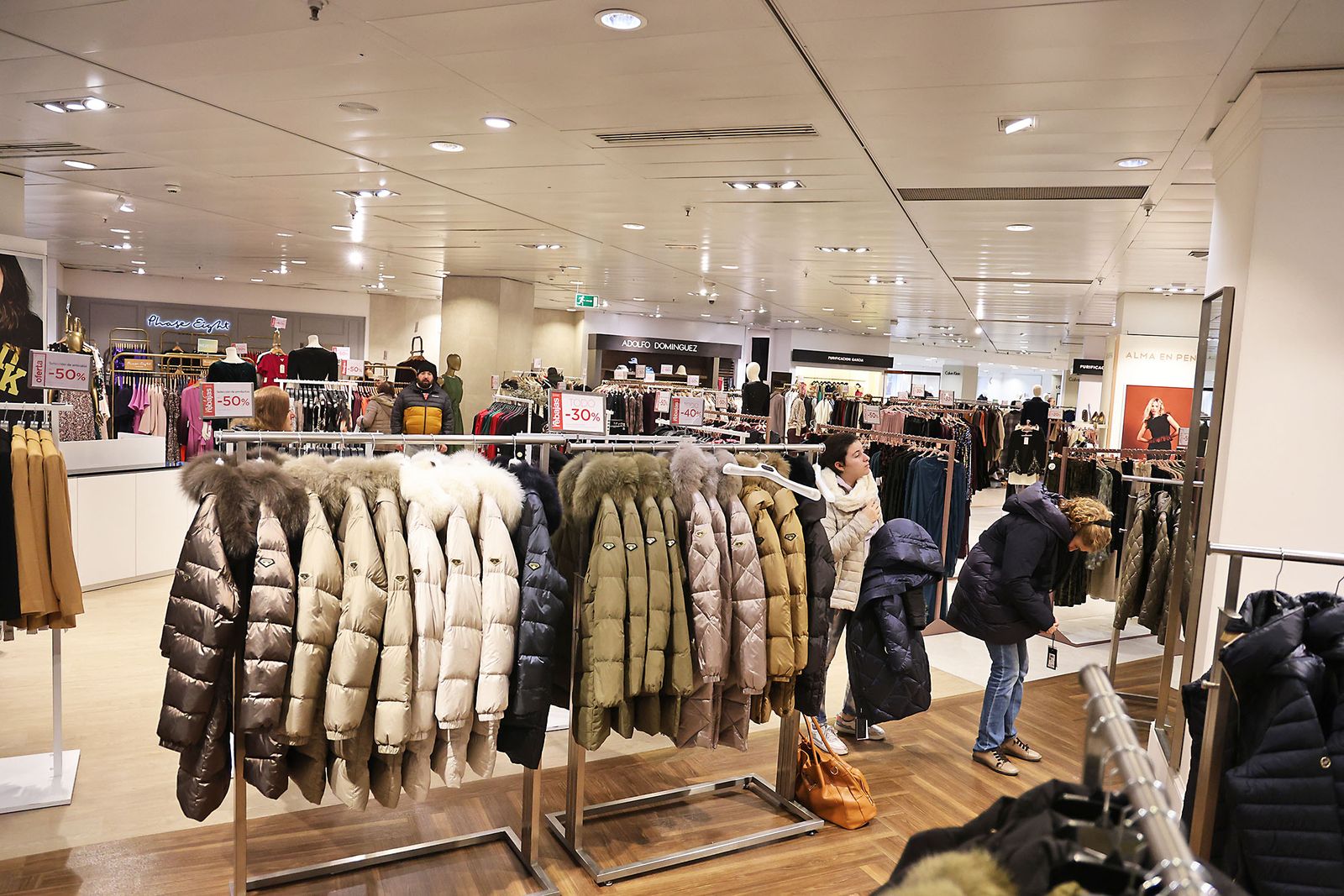 Las fotos del primer día de rebajas en El Corte Inglés de Huelva: frío, colas y descuentos