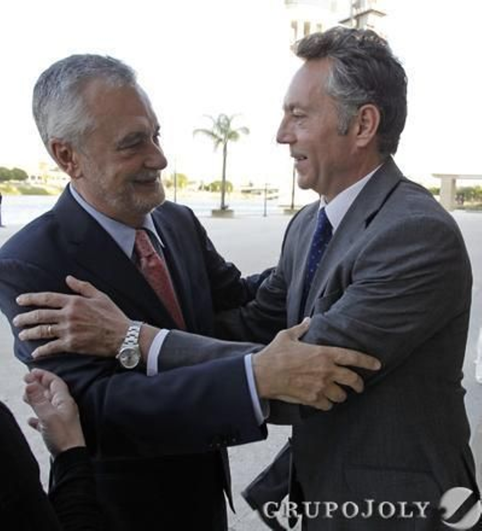 José Joly saluda a José Antonio Griñán.

Foto: A. Pizarro - M. Gómez - J.C. Vázquez - V. Hidalgo
