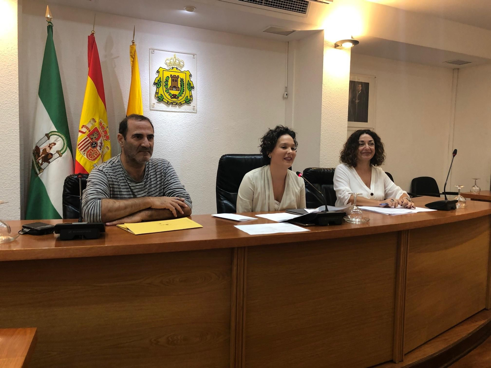 Sara Lobato, en el centro, en la presentación del Centro de Orientación Familiar