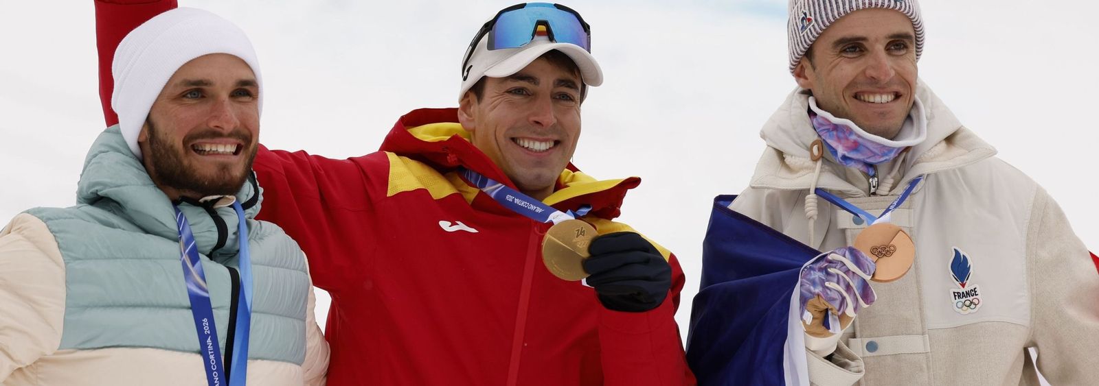 Oriol Cardona muestra su medalla de oro en el podio en Bormio.