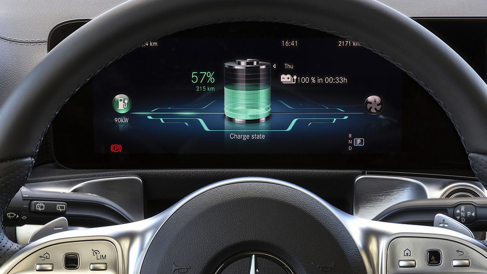 Las recargas de la batería pueden ser de hasta 11 kW con corriente alterna y 100 con continua, una batería de igual capacidad en las tres versiones.