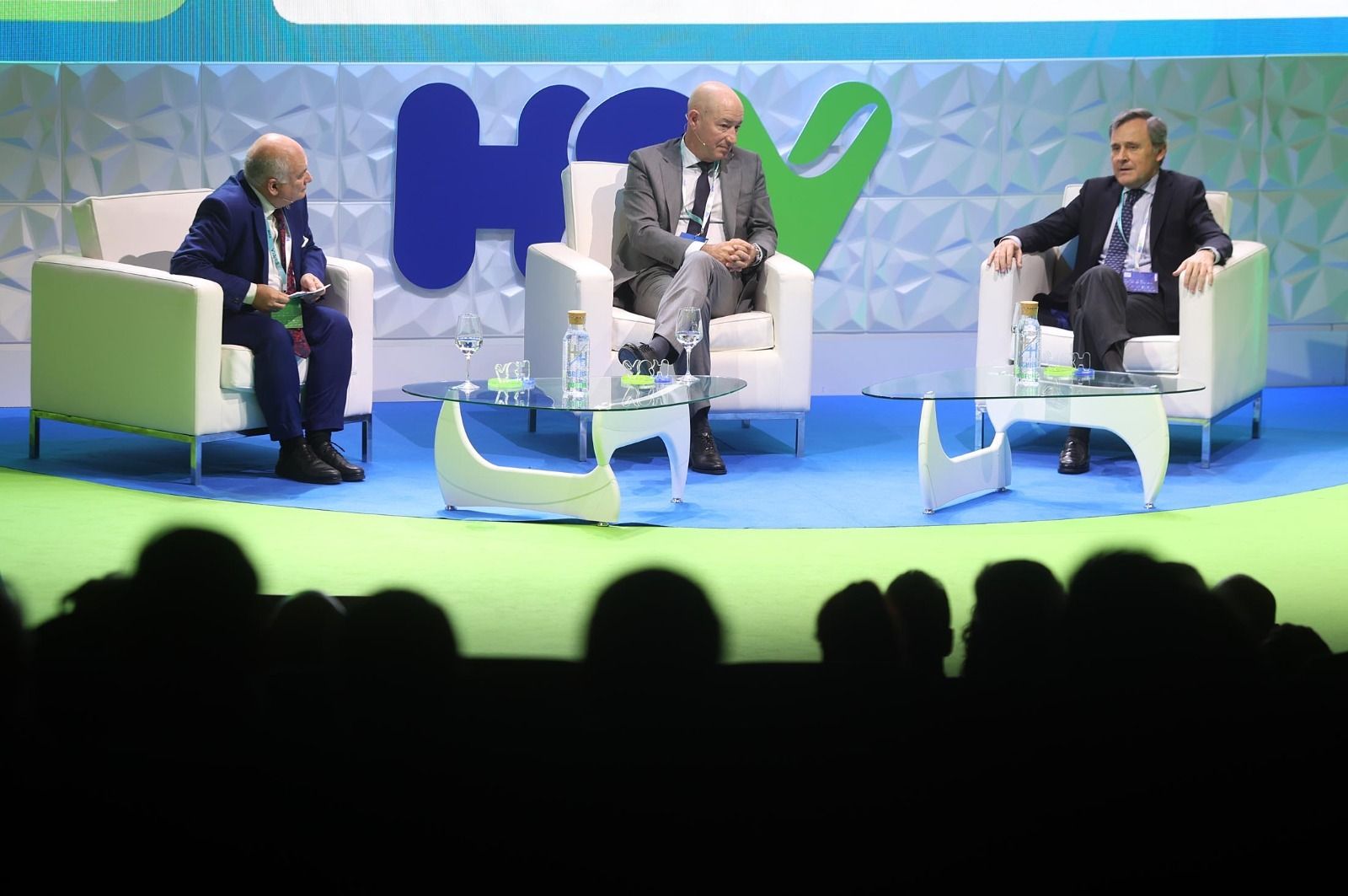 Imágenes de las mesas redondas 'H2V como vector de descarbonización' y 'Metanol Verde' este viernes en Huelva