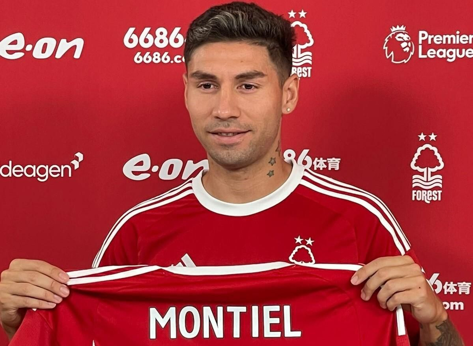 Gonzalo Montiel ya posa con una camiseta del Forest.