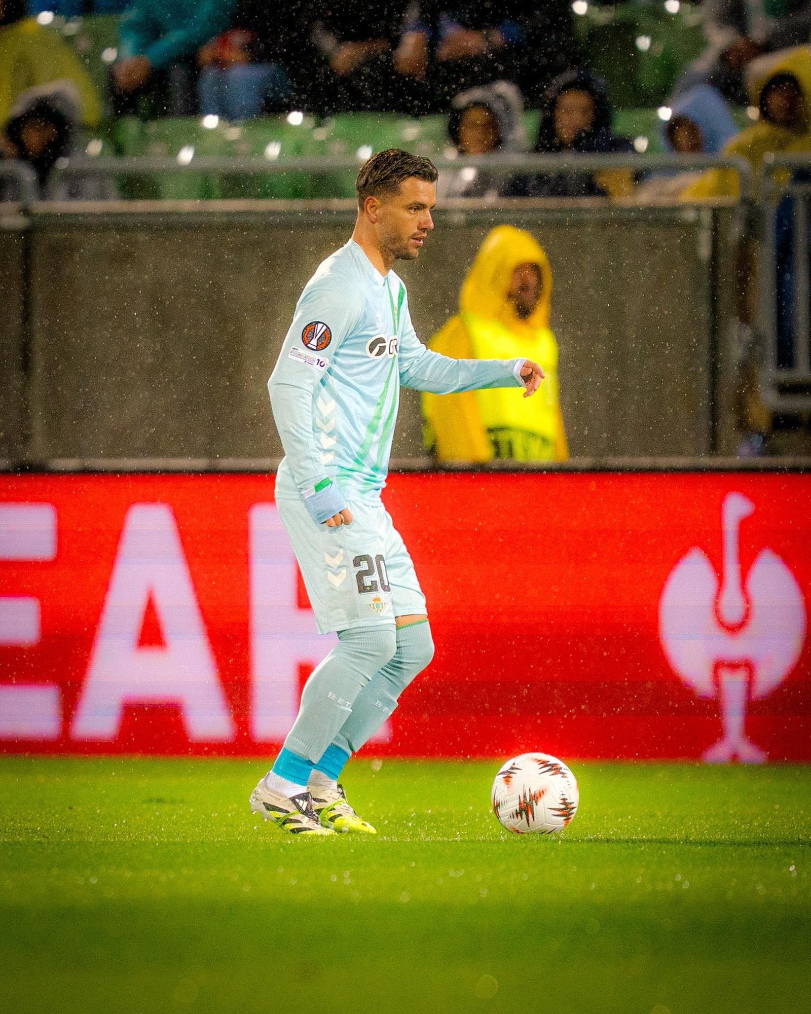 Lo Celso levanta la cabeza para buscar un pase a un compañero en Razgrad.