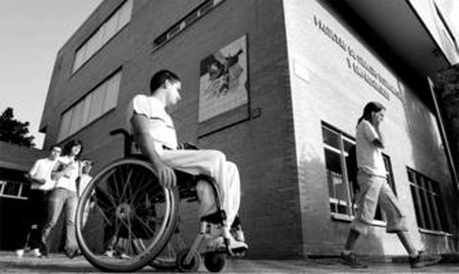 Fachada de la Facultad de Económicas y Empresariales en el campus de El Ejido.