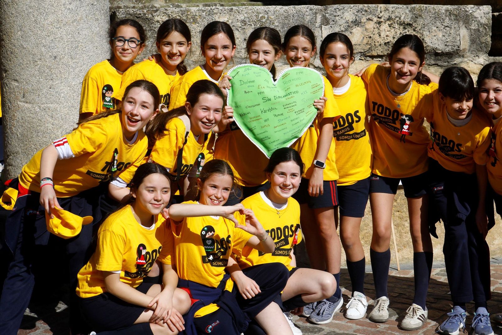 Las mejores imágenes del abrazo a la Mezquita-Catedral por las enfermedades raras