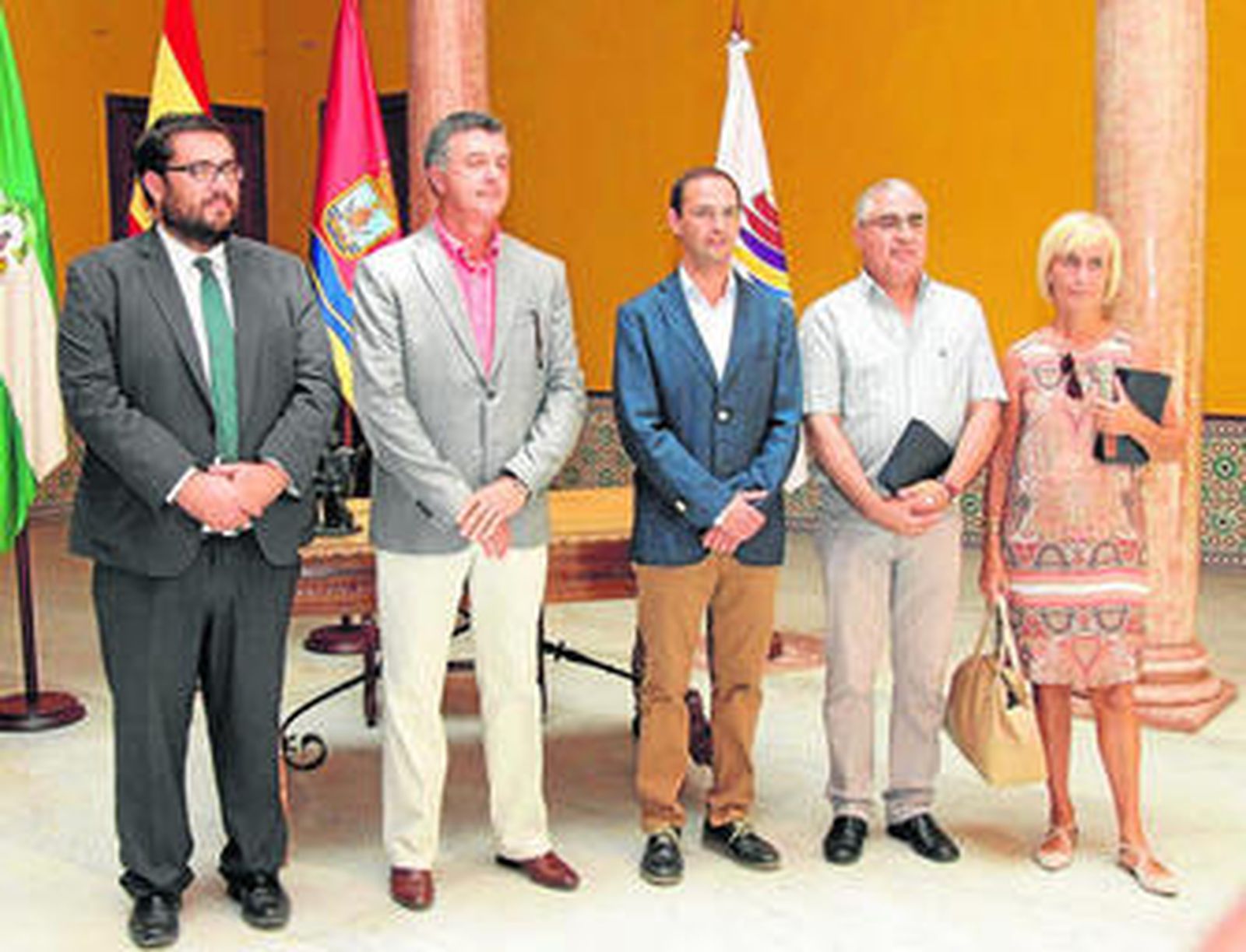 Un momento de la recepción oficial a los premiados por el Círculo de Artesanos, ayer en el Palacio Municipal.