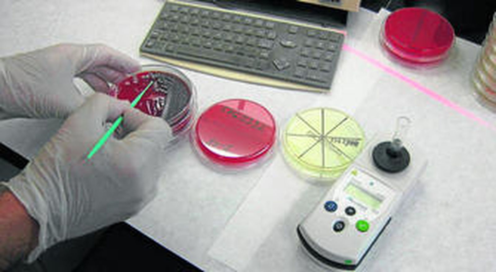 Un trabajador de Medicina Preventiva del Hospital Carlos Haya analiza unas muestras.