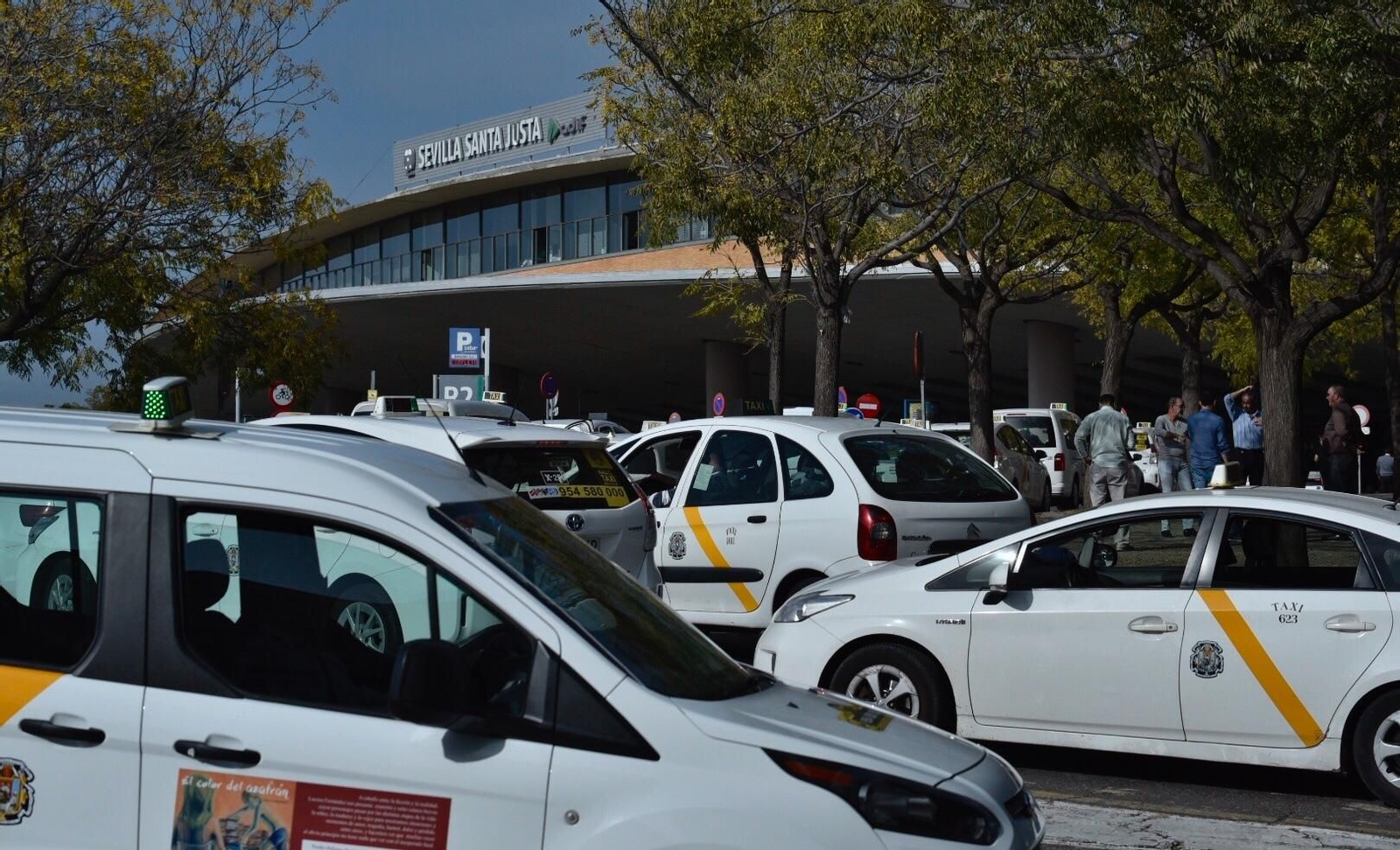 Taxis concentrados en la estación de Santa Justa.