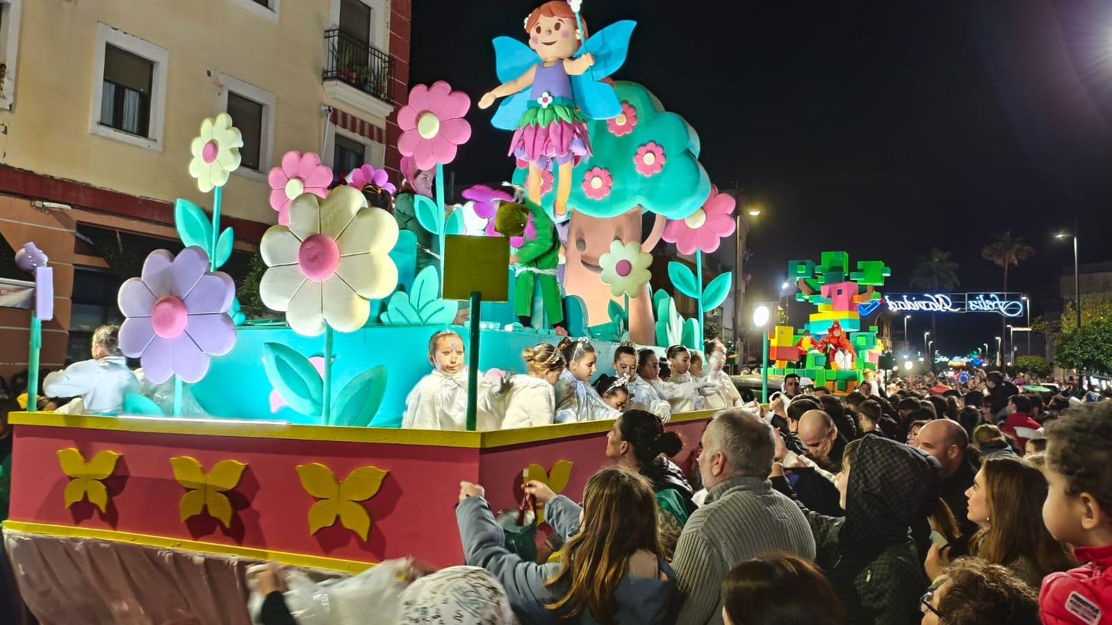 La calle Real de Utrera (Dos Hermanas), llena viendo al Hada de la Primavera.