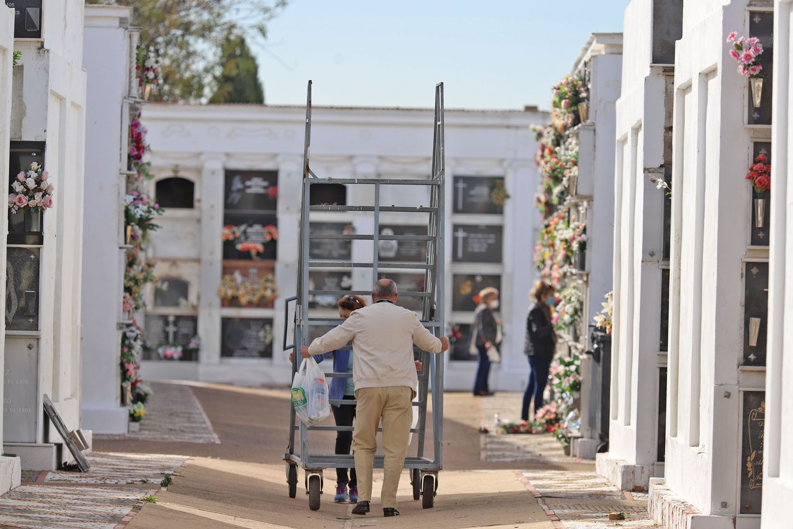 Imágenes de los preparativos en el cementerio de Huelva con motivo de la festividad de Todos los Santos
