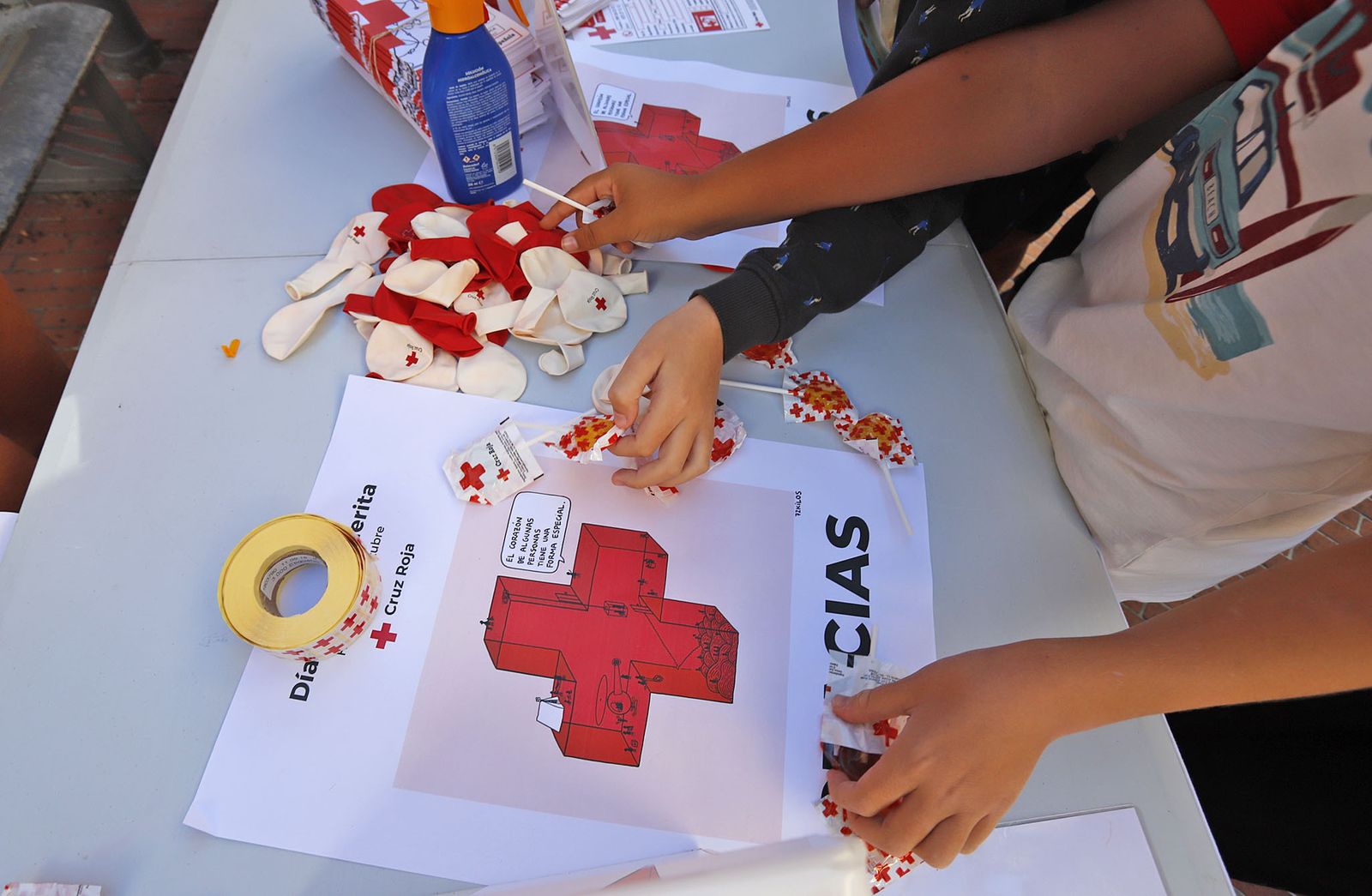 Imágenes del Día de la Banderita de Cruz Roja en Huelva