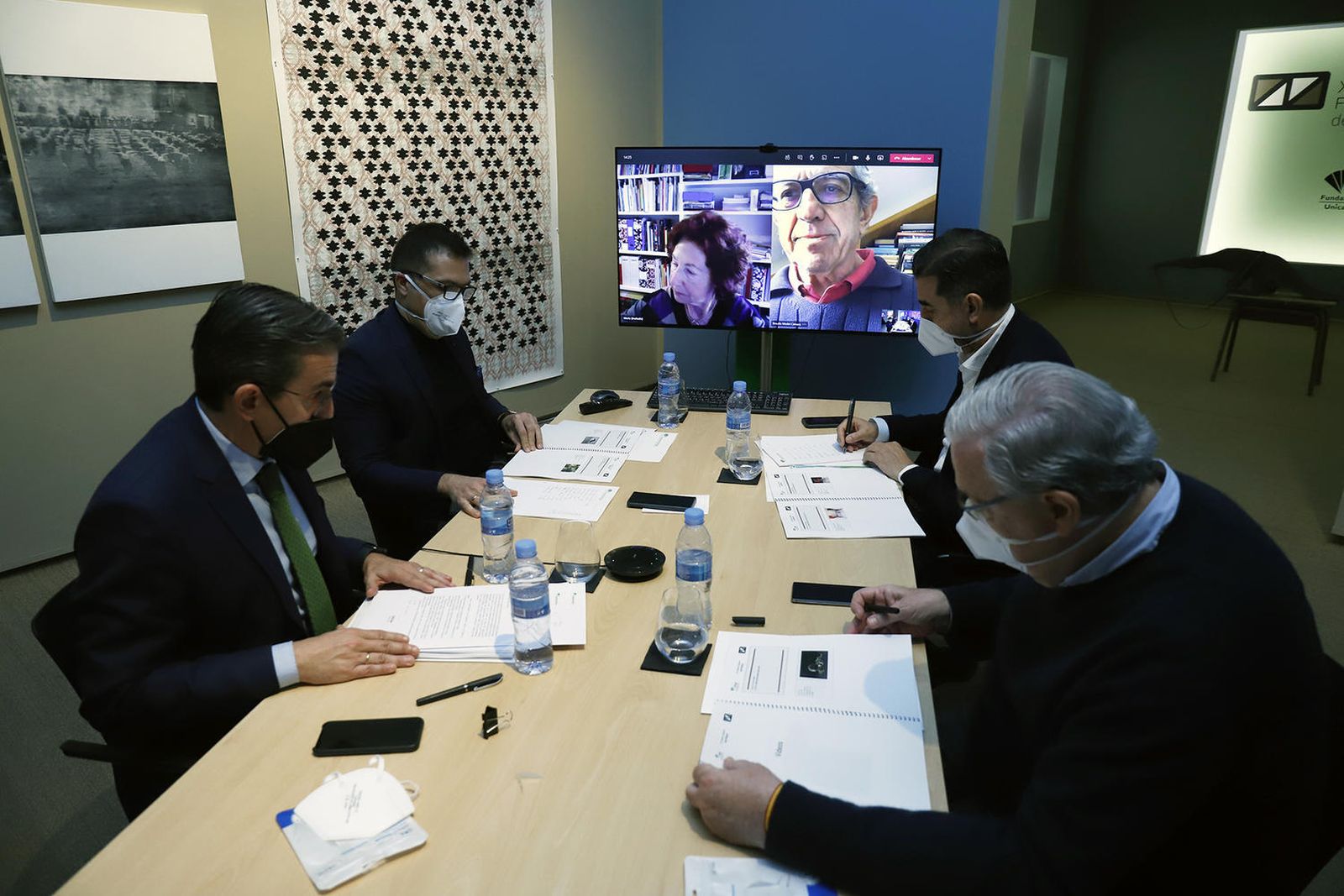 Deliberación del jurado del premio Unicaja.