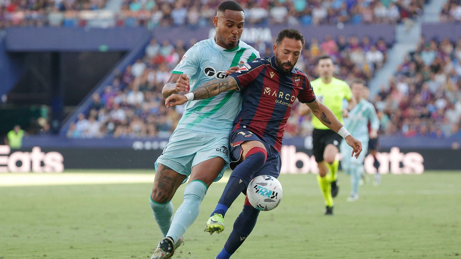 Natan presiona al levantinista Morales.