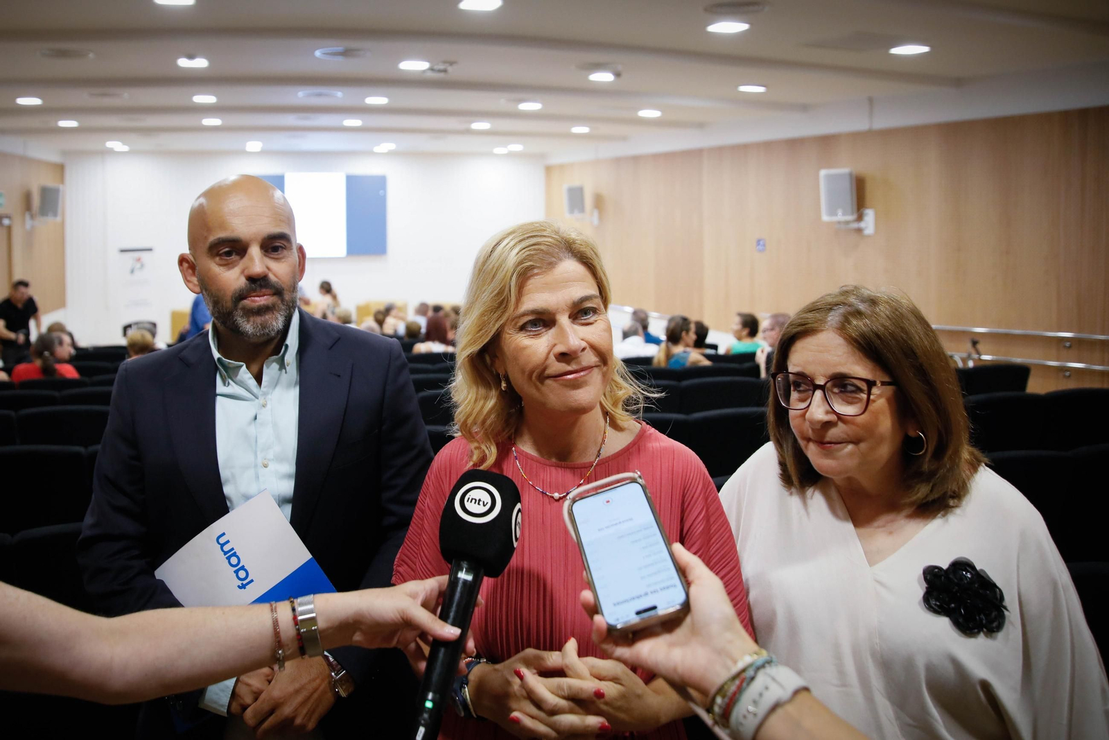 Valentín Sola (FAAM), Paola Laynez (Ayuntamiento de Almería) y María González (APAL).