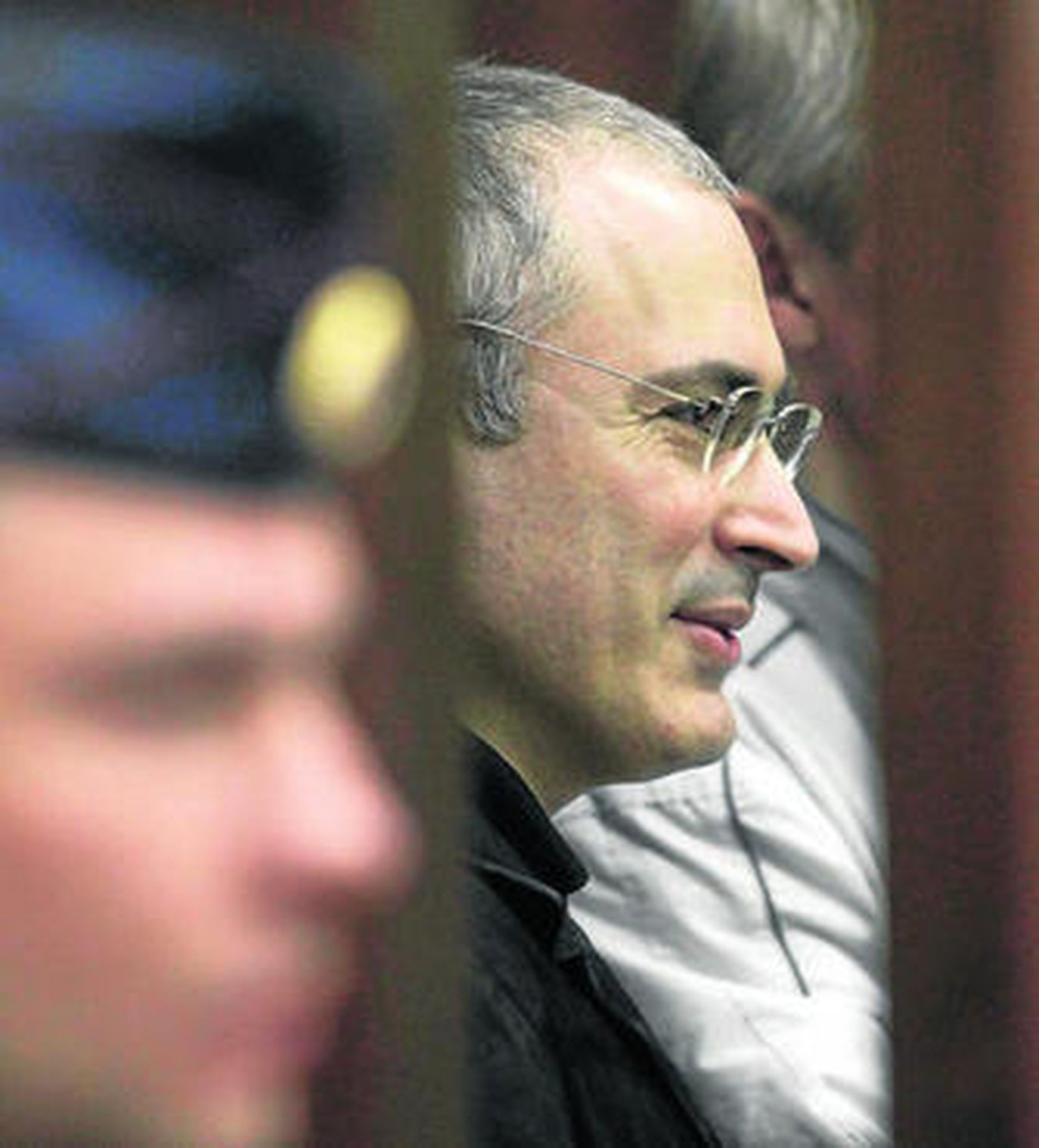 El magnate Mijail Jodorkovski asiste a su juicio en un tribunal de Moscú.