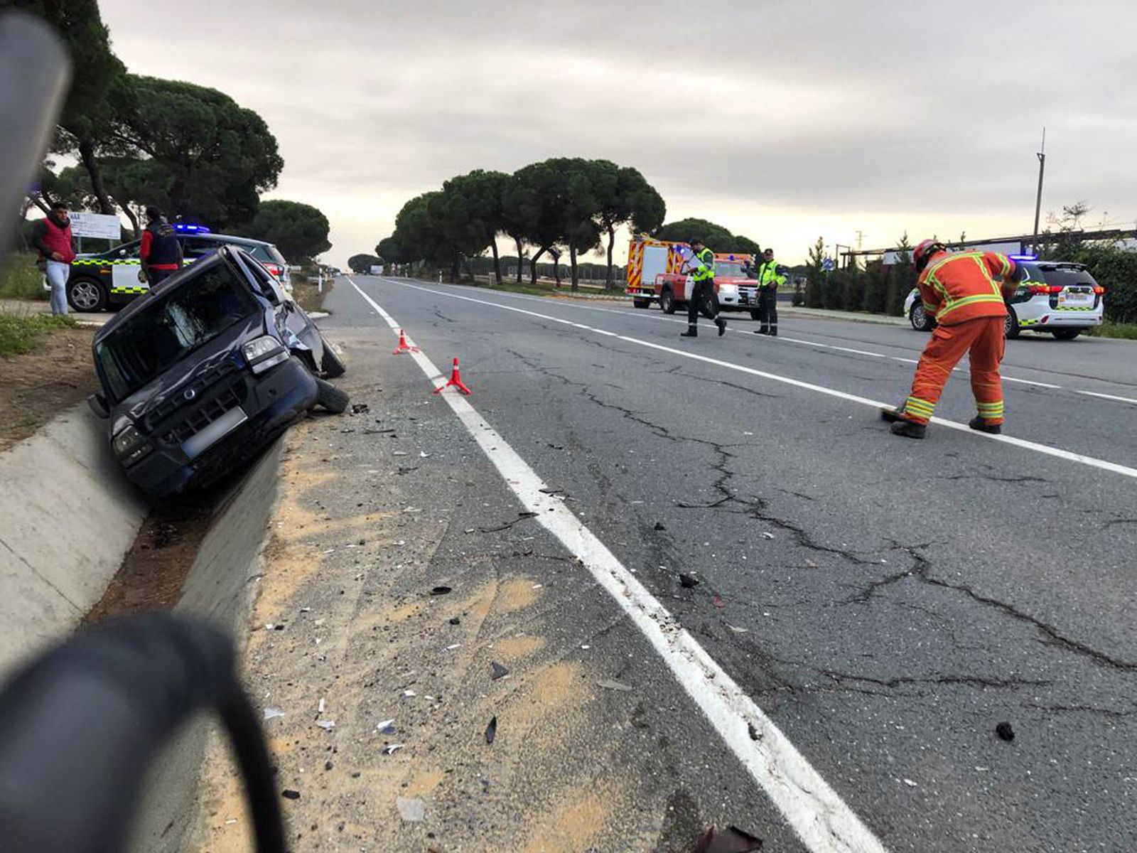Ambos vehículos han quedado encajados en la cuneta de la carretera