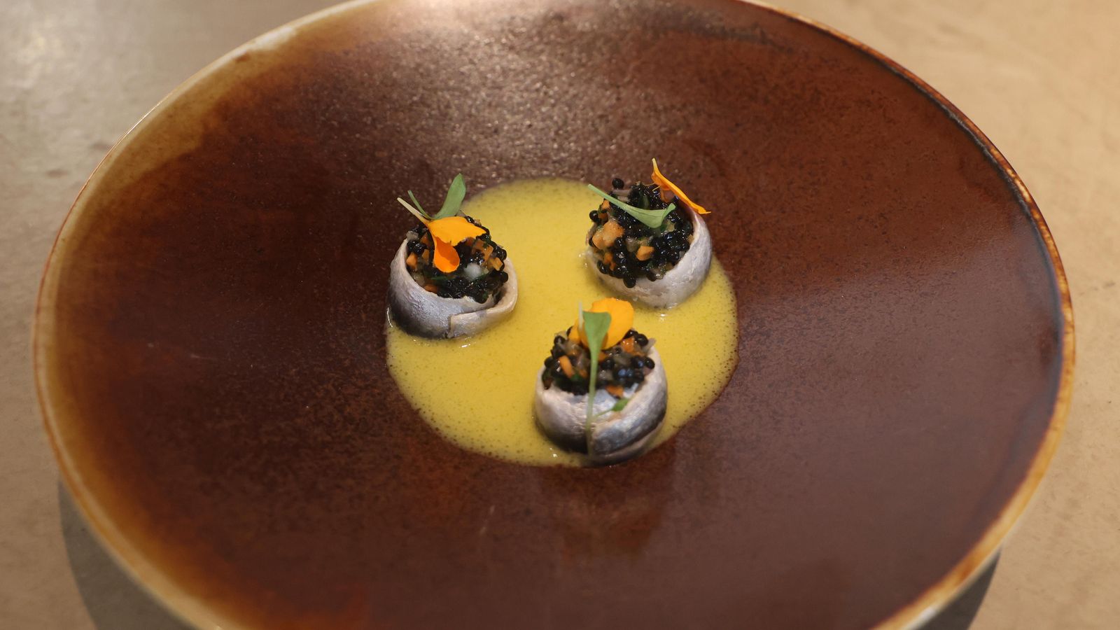 Crema de maíz con boquerones y salpicón de huevas de arenque.