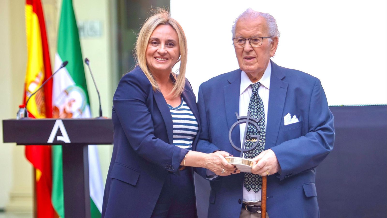 La alcaldesa de Granada, Marifrán Carazo, entrega el galardón al novillero y banderillero granadino Pepe Puertollano