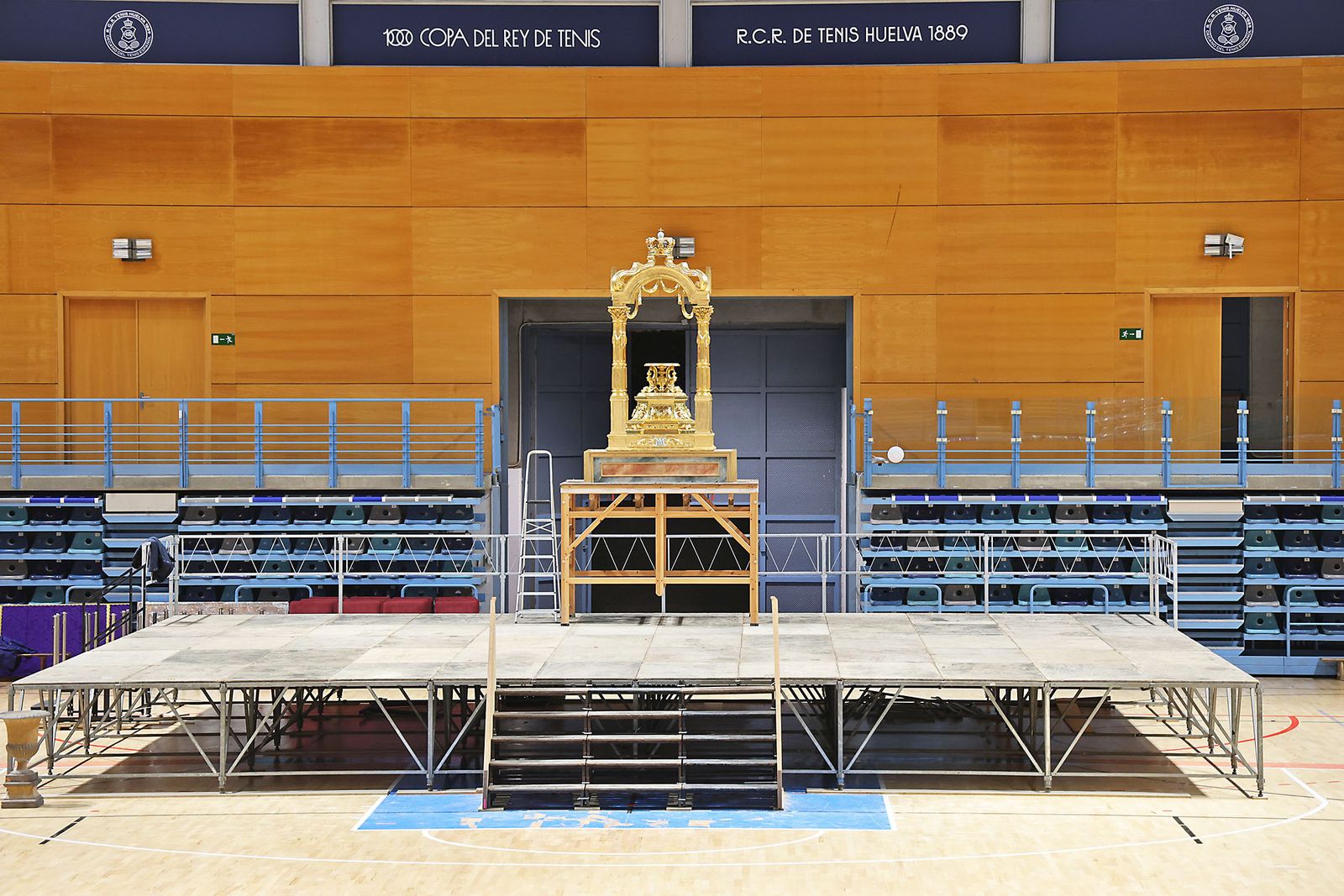 Las fotografías de los preparativos en el Carolina Marín para la Misa funeral por las víctimas de Adamuz