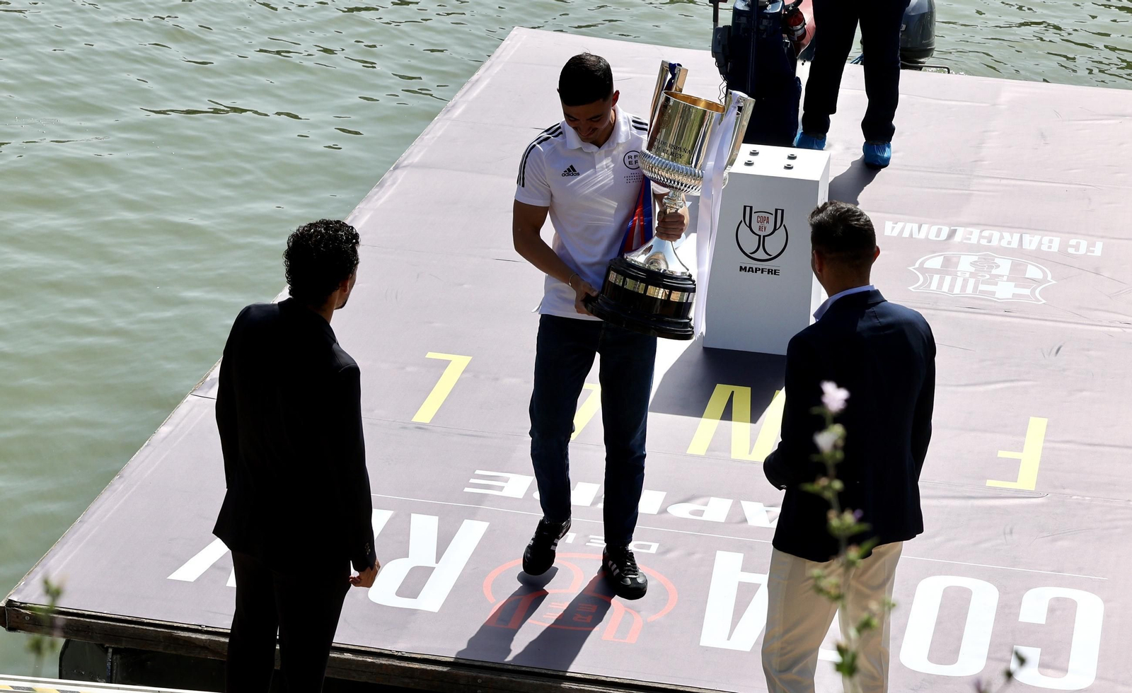 El presidente de la Junta de Andalucía recibe la Copa del Rey e inaugura la exposición "Los reyes de la Copa"