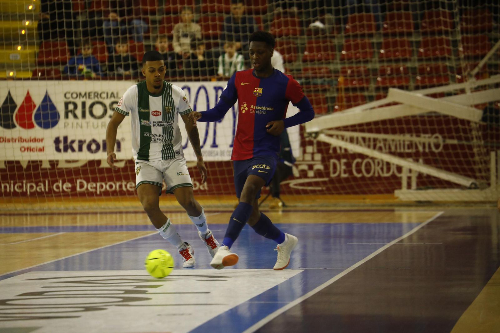 Las mejores fotos del ambiente en Vista Alegre para el Córdoba Futsal - Barça
