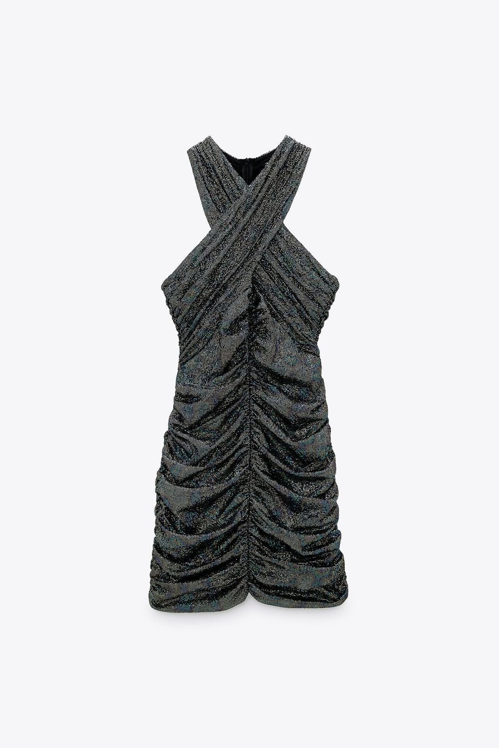 Vestido drapeado de brillos de Zara.