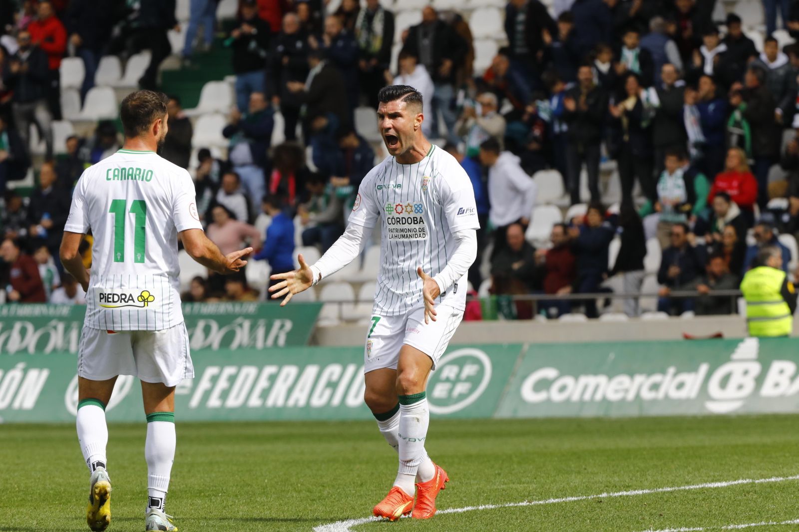 Willy Ledesma celebra un gol en El Arcángel.