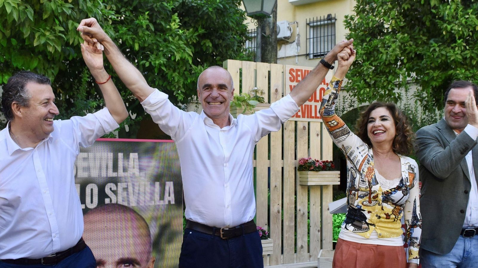 Antonio Muñoz junto a la vicesecretaria general del PSOE y ministra de Hacienda, María Jesús Montero; el secretario general del PSOE de Sevilla, Javier Fernández; y el secretario general del PSOE de la Macarena, Pedro Ignacio González, en La Barzola.