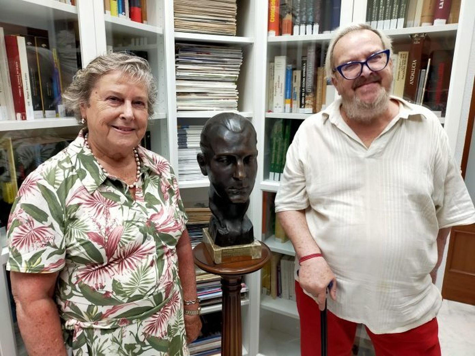 La familia de Manuel Prados y López junto al busto donado