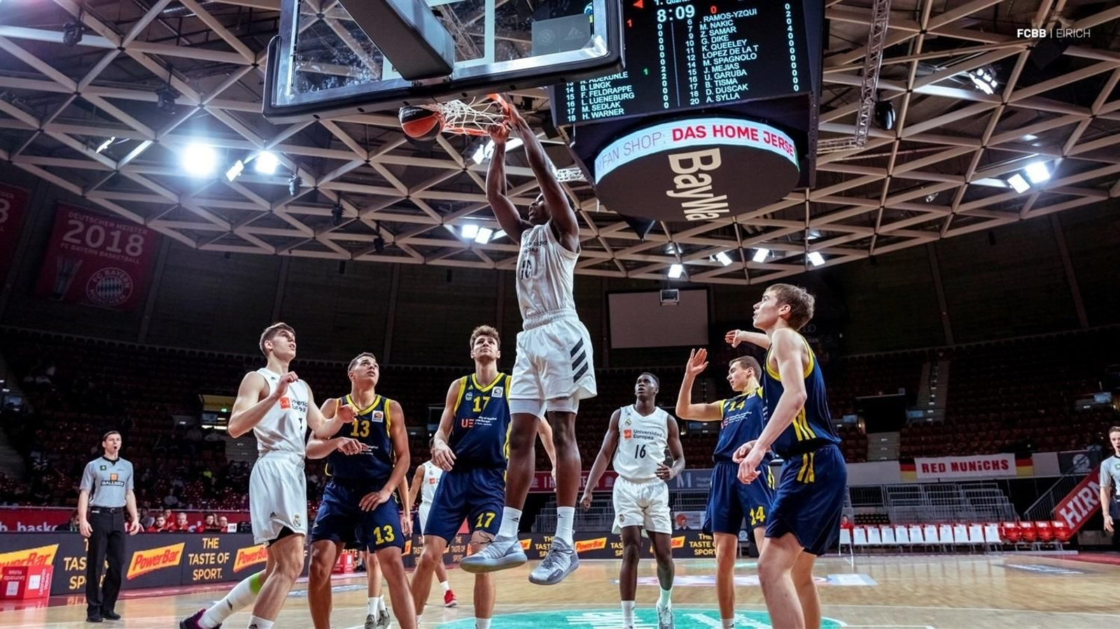 Gody Dike realiza un mate con el Real Madrid.