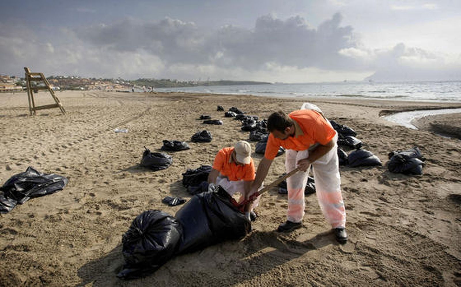 Desplegado el dispostivo de limpieza en la playa de Getares.

Foto: Erasmo Fenoy