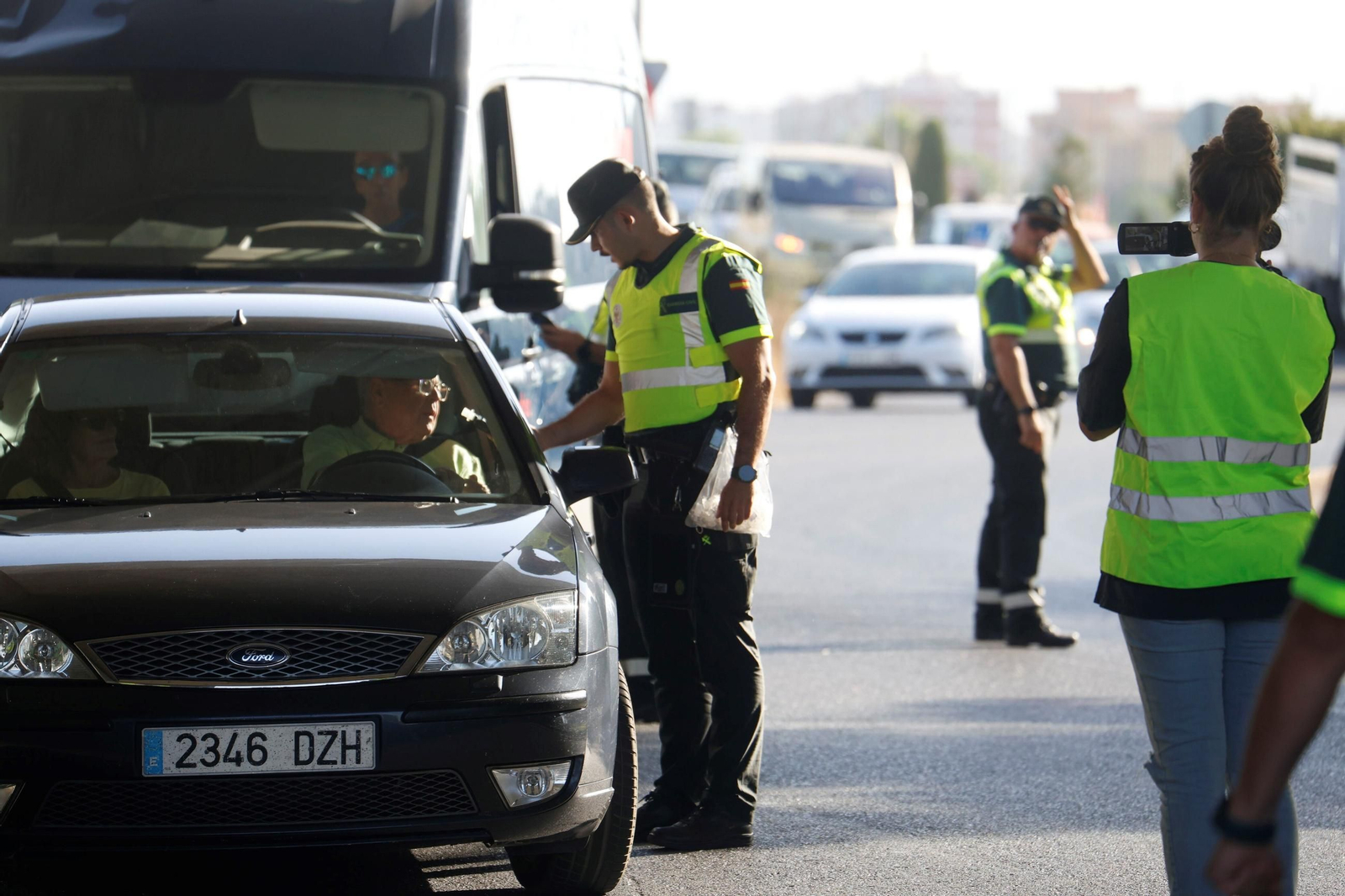En imágenes, la campaña "No corras, no bebas, no cambies de rueda", de la Guardia Civil, DGT y Aspaym Córdoba.