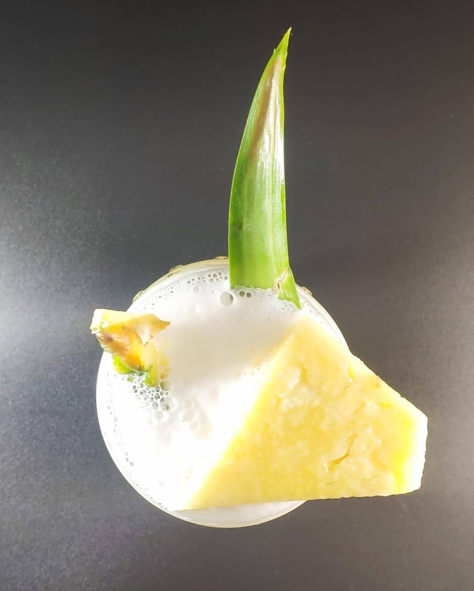 La decoración se hará con la propia piña y una cereza Marrasquino